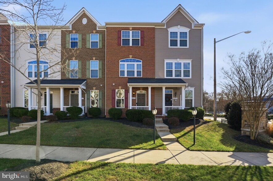 14619 Featherstone Gate Dr in Woodbridge, VA - Foto de edificio