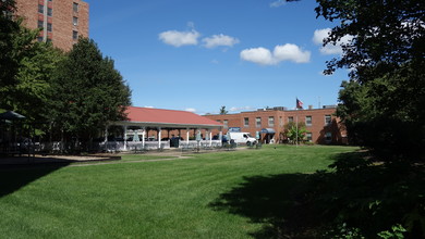 Friendship House - Age 62+ in Louisville, KY - Foto de edificio - Building Photo