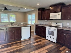 2015 Ridgeview Dr in Davenport, IA - Building Photo - Building Photo