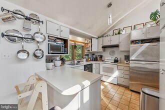 1684 Chain Bridge Rd in McLean, VA - Building Photo - Building Photo