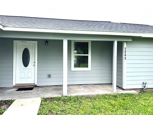 1242 Chevy Chase Dr in Angleton, TX - Building Photo - Building Photo