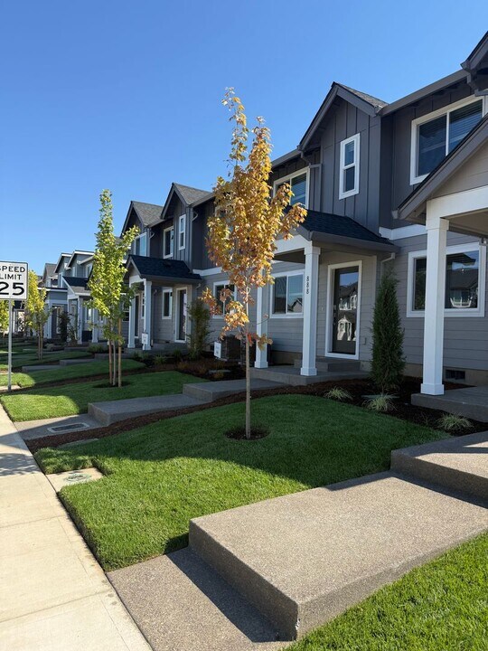 888 Eaden St in Woodburn, OR - Foto de edificio