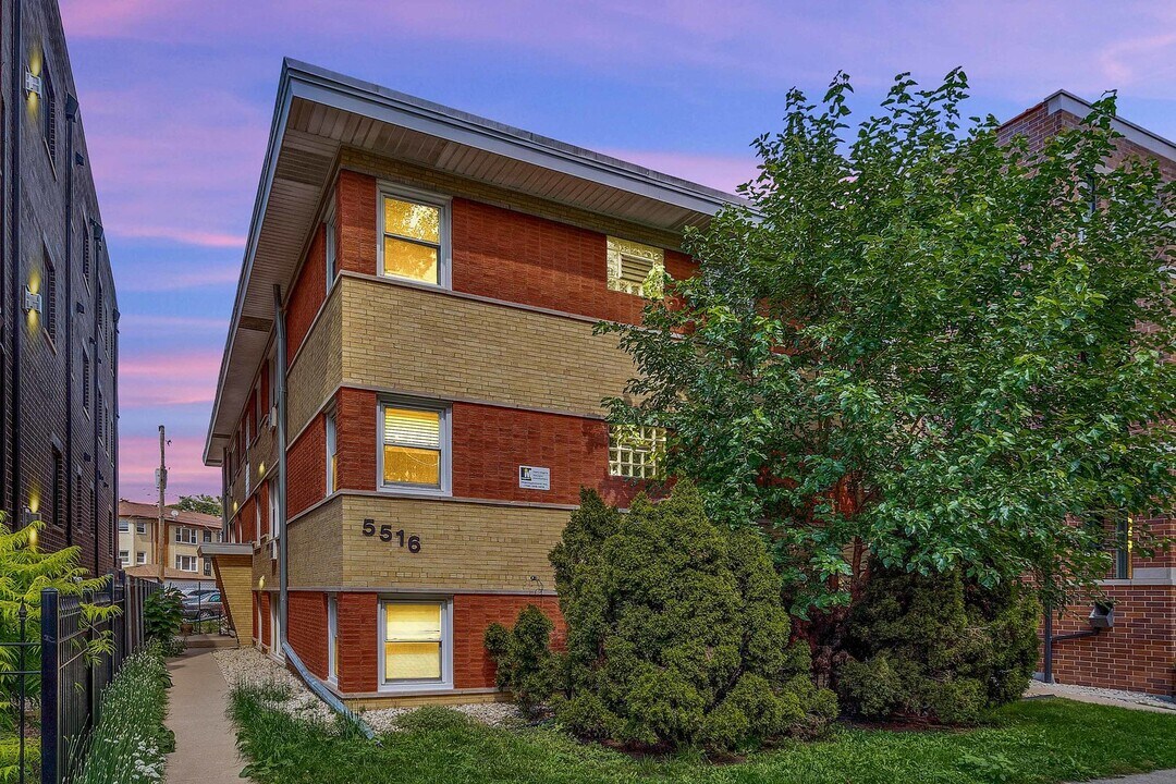 5516 W Higgins Ave in Chicago, IL - Foto de edificio