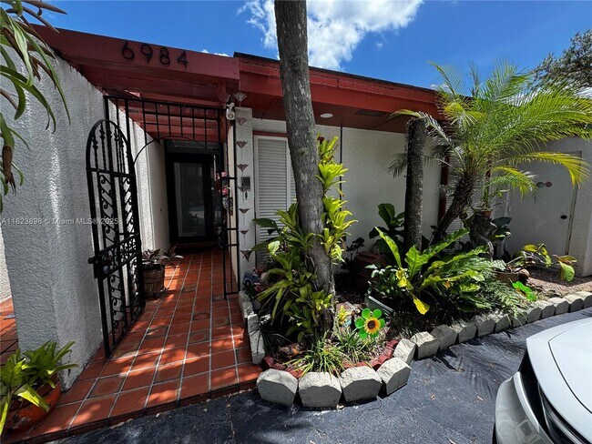 6984 Greentree Ln in Miami Lakes, FL - Building Photo - Building Photo