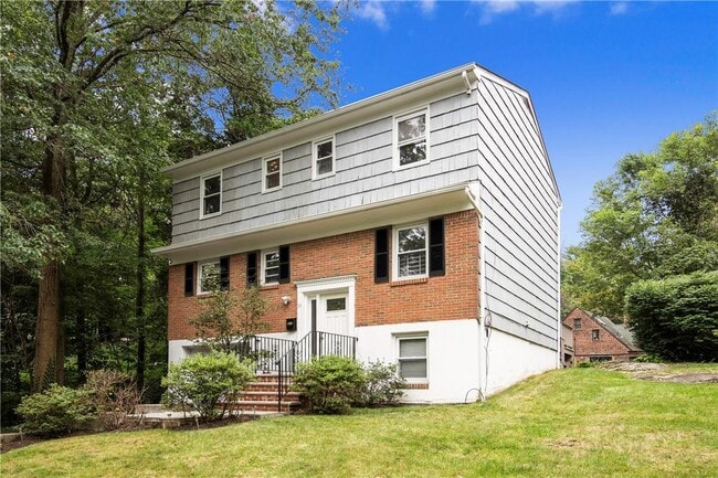 11 N Brook Rd in Larchmont, NY - Foto de edificio - Building Photo