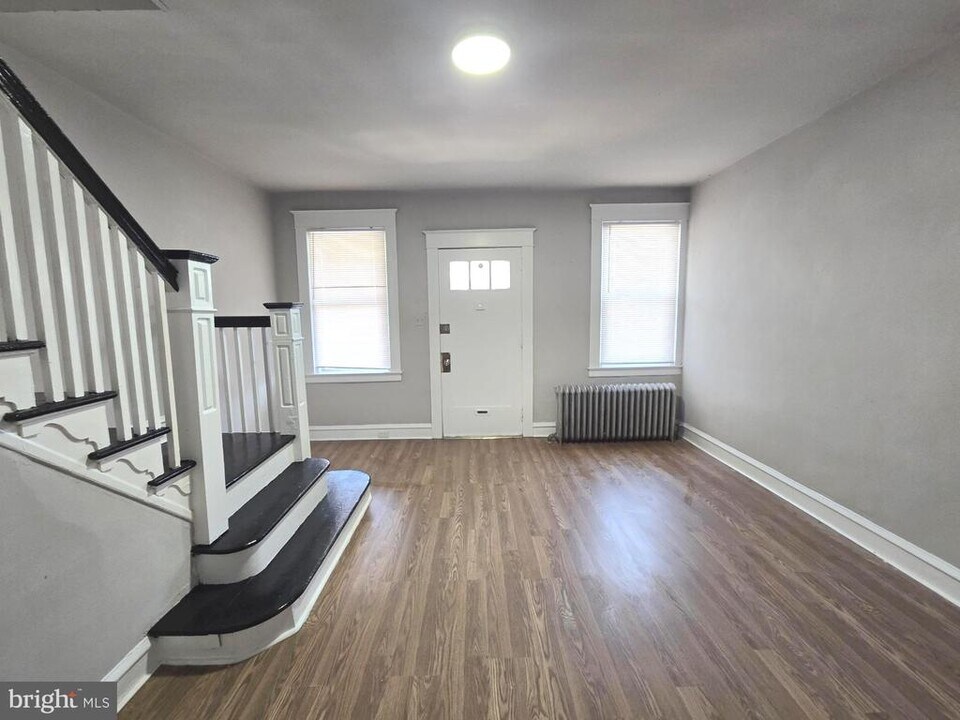 204 W Duncannon Ave in Philadelphia, PA - Building Photo