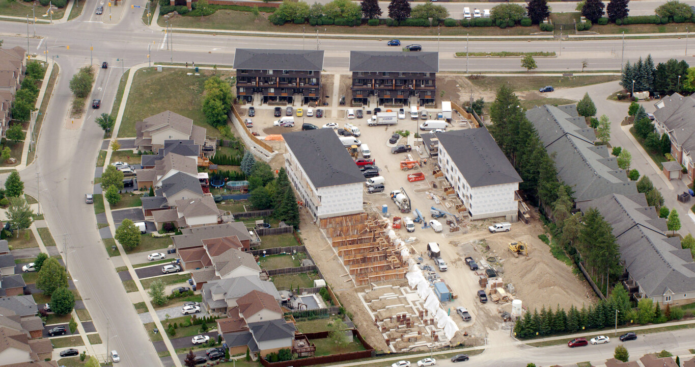 1657 Gordon St in Guelph, ON - Building Photo