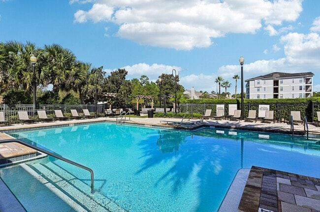 Century Deerwood Park in Jacksonville, FL - Foto de edificio - Building Photo