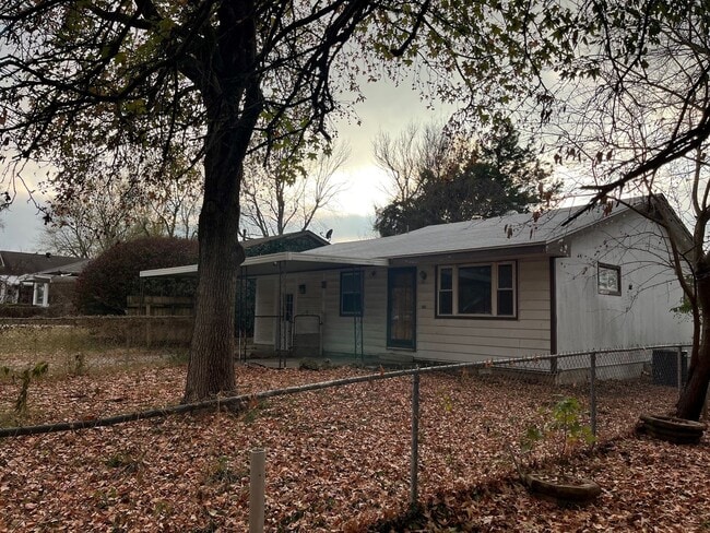 property at 1653 N Hayes Ave