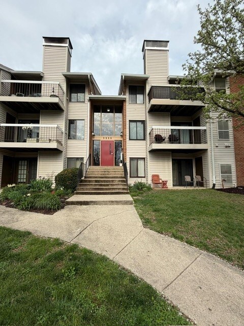 1111 Castle Harbour Way, Unit 3B in Glen Burnie, MD - Foto de edificio