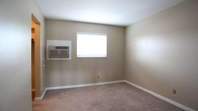 Metro Management - Kenny Road Apartments in Columbus, OH - Building Photo - Interior Photo