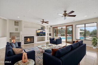 8001 E Vista Bonita Dr in Scottsdale, AZ - Foto de edificio - Building Photo