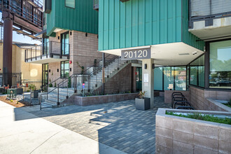 Palm Vista Apartments in Canoga Park, CA - Foto de edificio - Building Photo