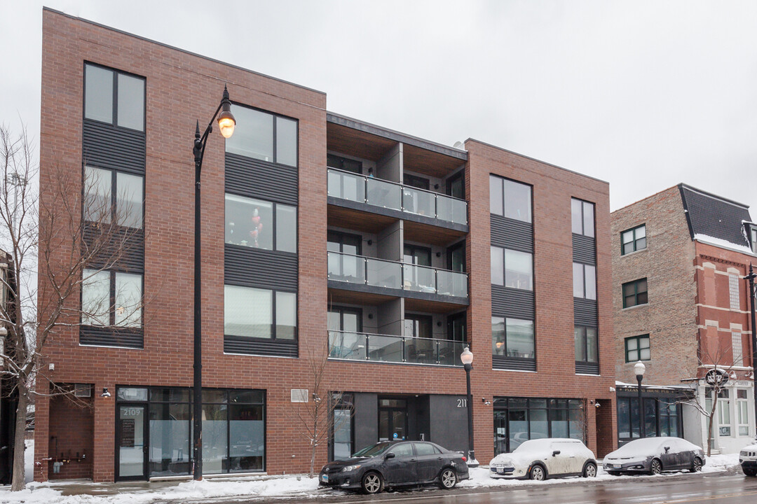 2111 S Halsted St in Chicago, IL - Building Photo
