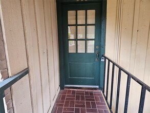 8287 Kingsbrook Rd in Houston, TX - Foto de edificio - Building Photo