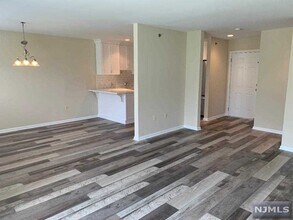 36 Wanamaker Ave-Unit -104 in Waldwick, NJ - Foto de edificio - Building Photo