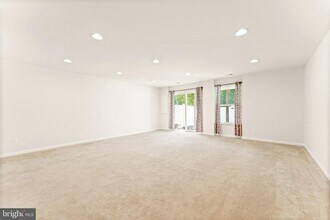 41715 McMonagle Square in Aldie, VA - Building Photo - Building Photo
