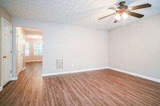 1351 Hollenbeck Ln in Riverdale, GA - Foto de edificio - Building Photo