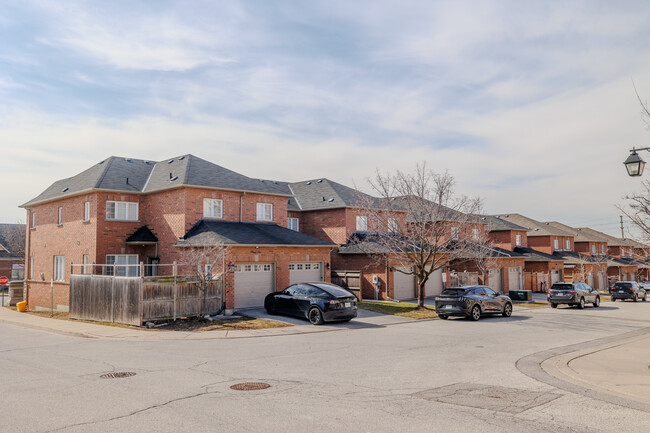 700 Summeridge Dr in Vaughan, ON - Building Photo - Building Photo