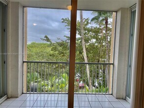 9805 NW 52nd St in Doral, FL - Foto de edificio - Building Photo