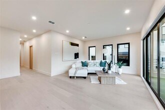 1622 Sylvan Ave in Dallas, TX - Building Photo - Building Photo