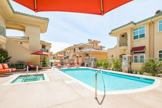 Palma de la Reina Apartments in Rancho Santa Fe, CA - Foto de edificio - Building Photo