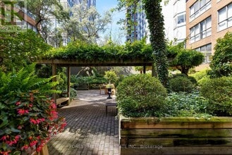 164 Cumberland St in Toronto, ON - Building Photo - Building Photo