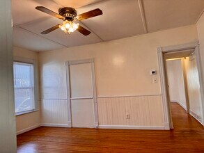 123 Center St, Unit 123 in Manchester, CT - Foto de edificio - Building Photo