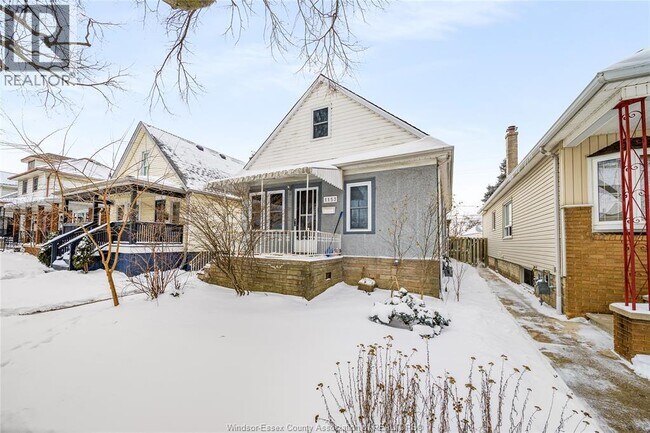 1153 Gladstone Ave in Windsor, ON - Foto de edificio - Building Photo
