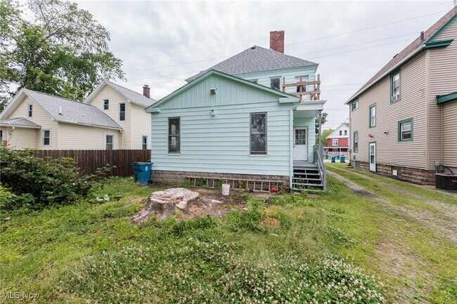 1226 W Erie Ave-Unit -Lower in Lorain, OH - Building Photo - Building Photo