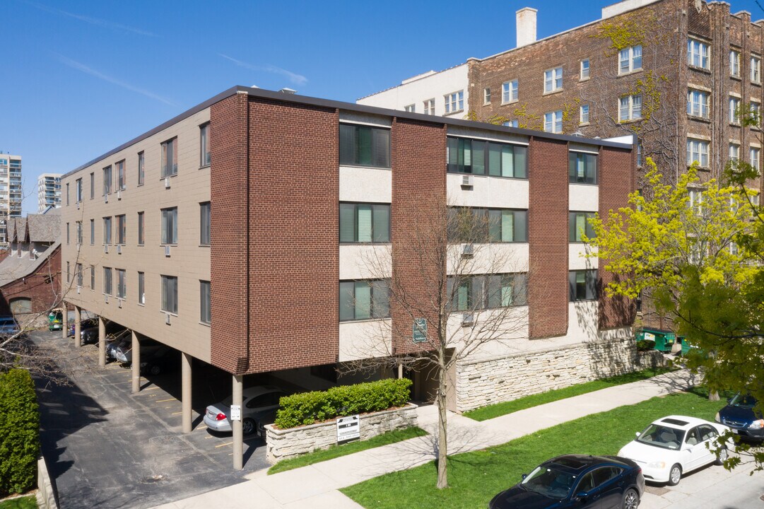 Lexington in Milwaukee, WI - Building Photo