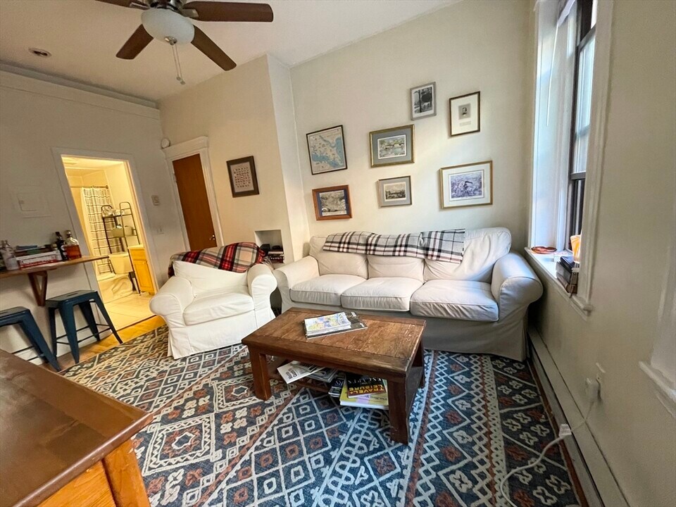 11 Grove St in Boston, MA - Building Photo