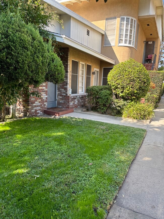 407 Riverdale Dr, Unit 1/2 in Glendale, CA - Foto de edificio - Building Photo