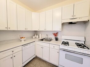 1706 Commonwealth Avenue in Boston, MA - Building Photo - Building Photo