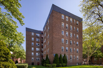 65-15 Yellowstone Blvd in Forest Hills, NY - Building Photo - Building Photo