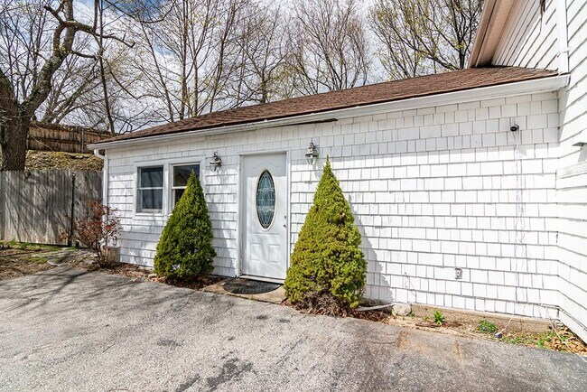 74 Lafayette St in Johnston, RI - Building Photo - Building Photo