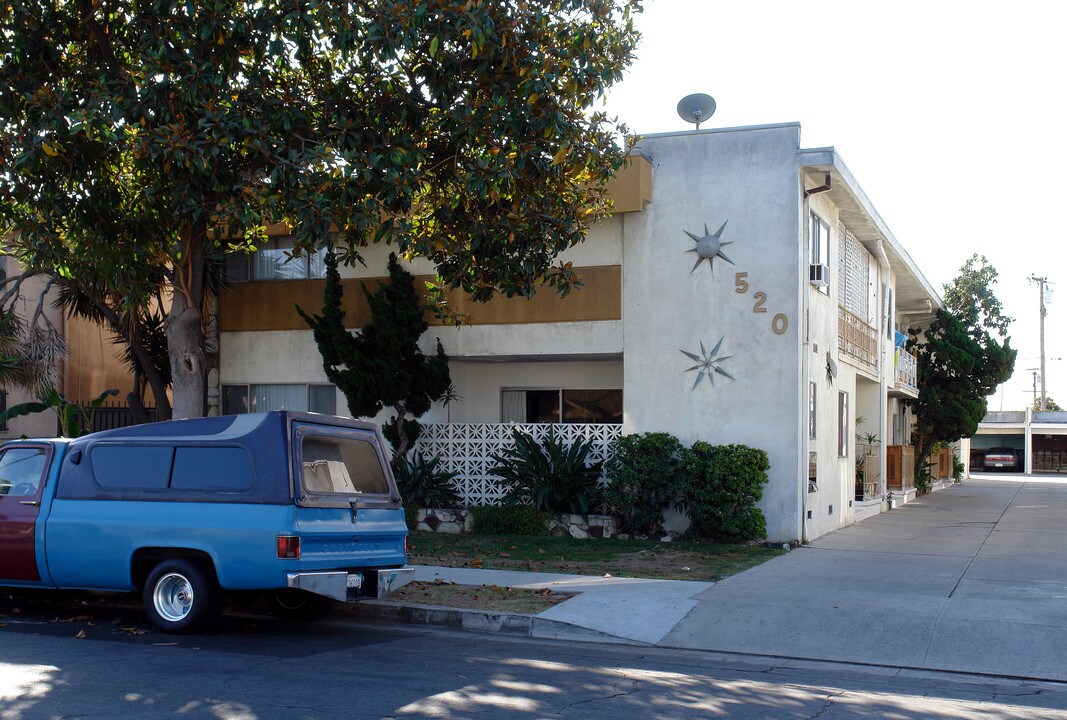 520 W Olive St in Inglewood, CA - Foto de edificio