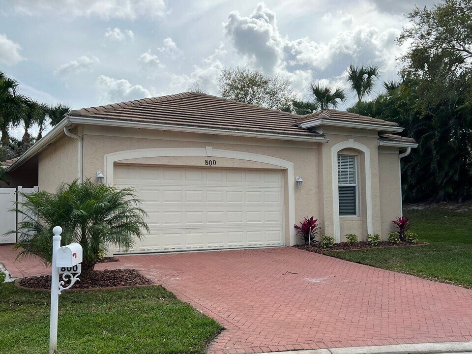 800 SW Rocky Bayou Terrace in Port St. Lucie, FL - Building Photo