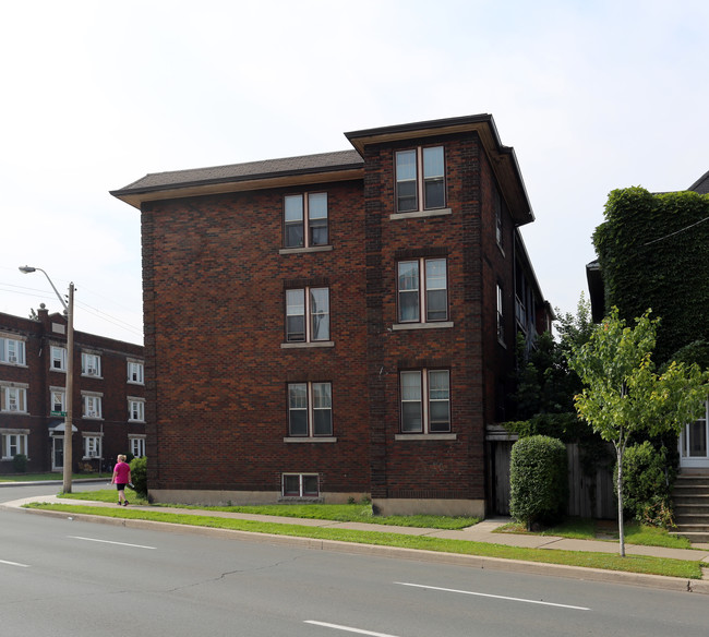 6 Connaught Av S in Hamilton, ON - Building Photo - Building Photo