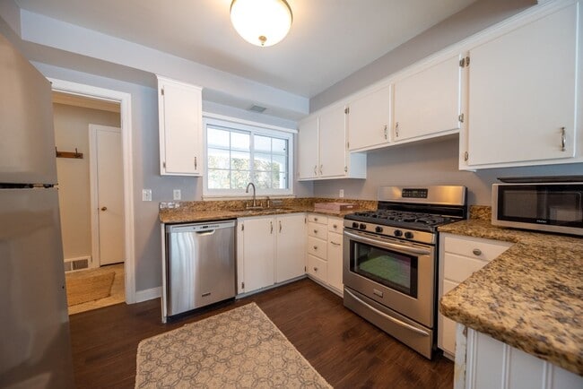 75 N Strawberry Ln in Moreland Hills, OH - Foto de edificio - Building Photo