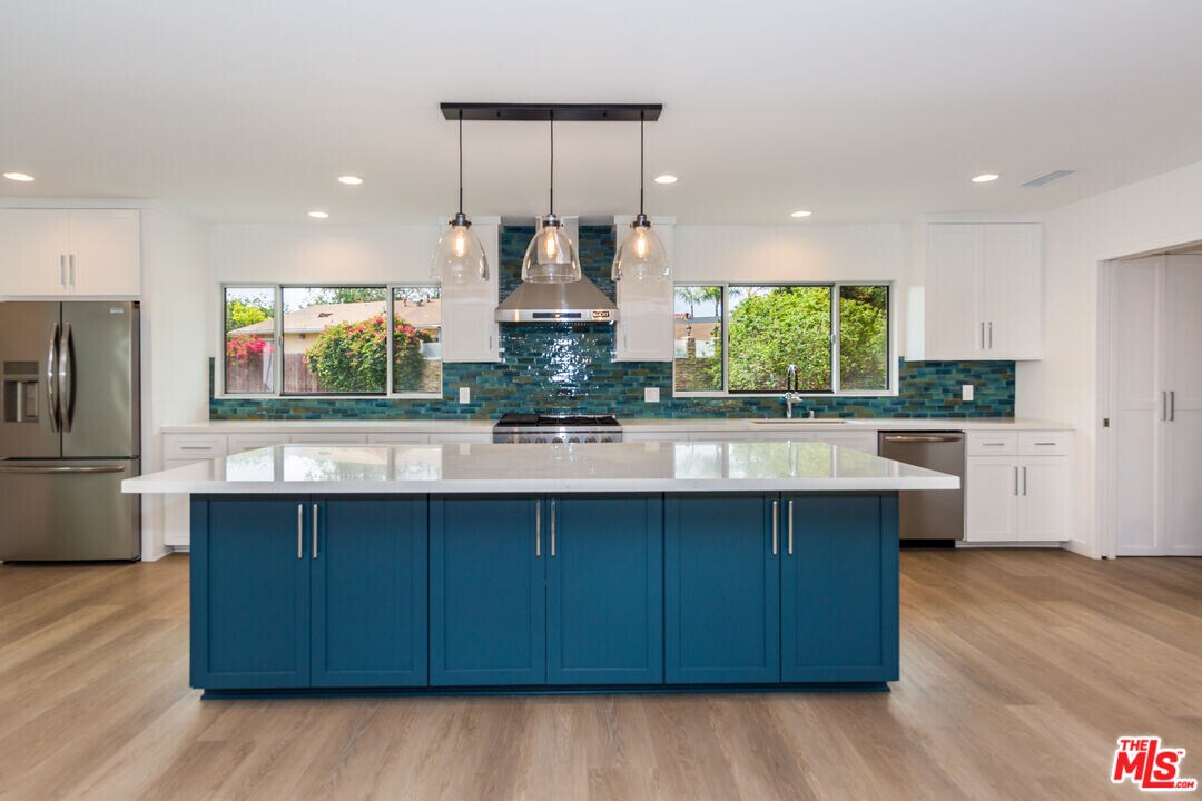 13307 Westcove Dr in Los Angeles, CA - Building Photo
