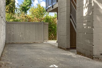 Waytcliff Apartments - Experience Capitol in Seattle, WA - Building Photo - Building Photo
