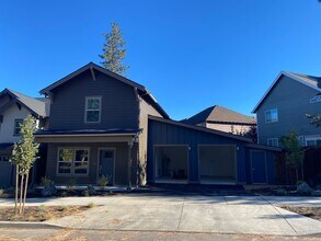 20140 Reed Ln in Bend, OR - Building Photo - Building Photo
