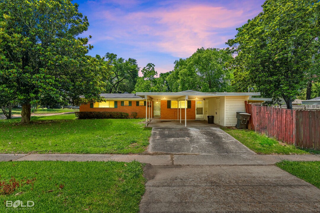 2002 Shadywood Ln in Shreveport, LA - Building Photo