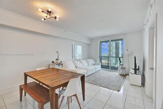 185 SW 7th St in Miami, FL - Building Photo - Building Photo