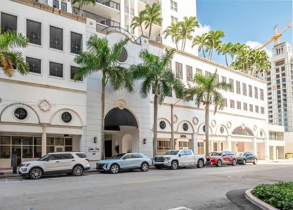 357 Almeria Ave, Unit 705 in Coral Gables, FL - Building Photo