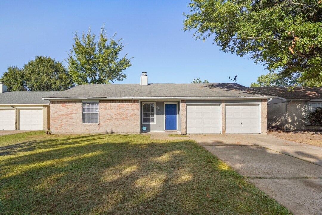 8611 Sherrywood Dr in Houston, TX - Building Photo