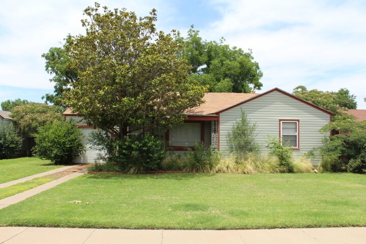 2418 32nd St in Lubbock, TX - Building Photo