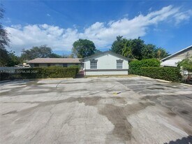 2319 Johnson St in Hollywood, FL - Building Photo