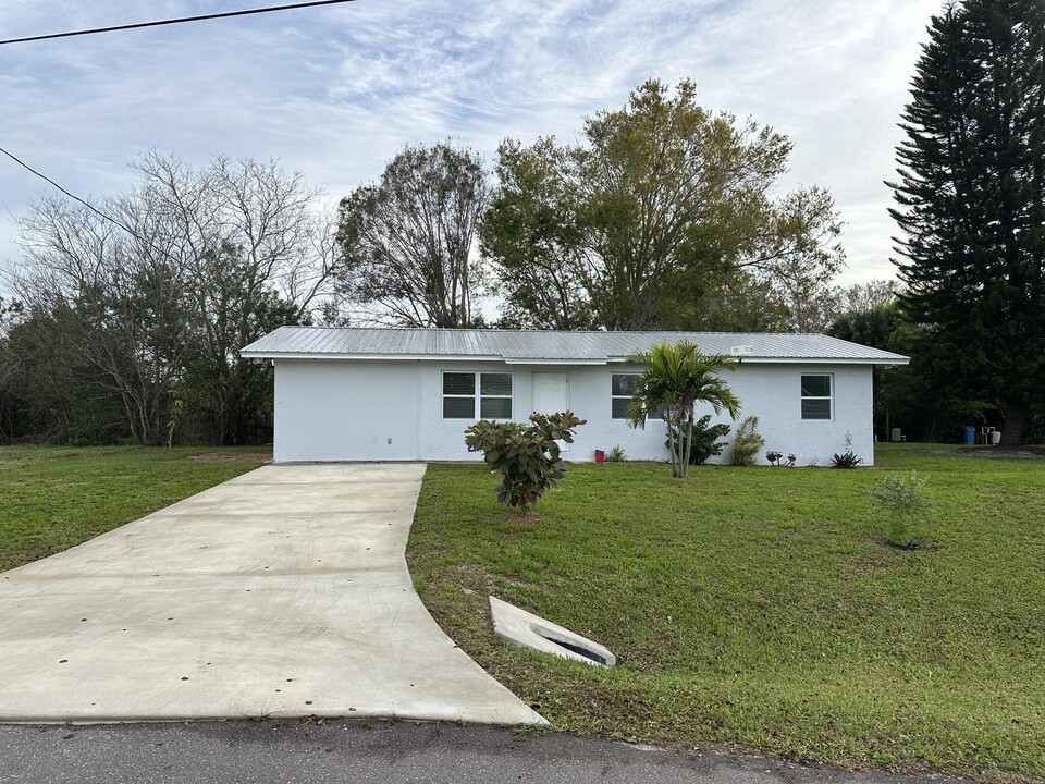 9061 SE 66th Dr in Okeechobee, FL - Building Photo